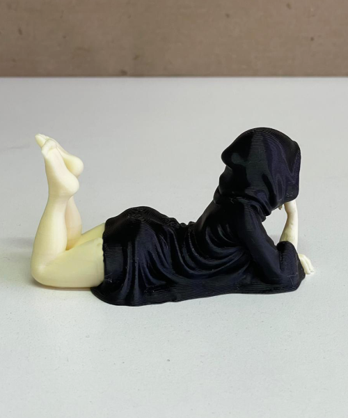 Muerte versión chica lado